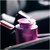 Difusor aromatizador ultrasónico Niles de color rosa colocado en el interior de un auto.