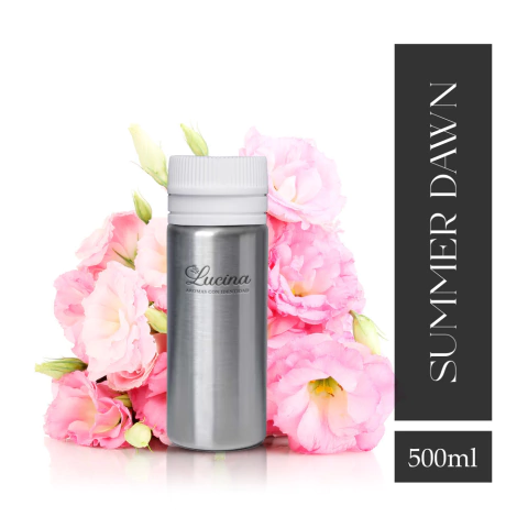 Botella de la fragancia Summer Dawn Floral Verde de 500ml, rodeada de flores rosas.