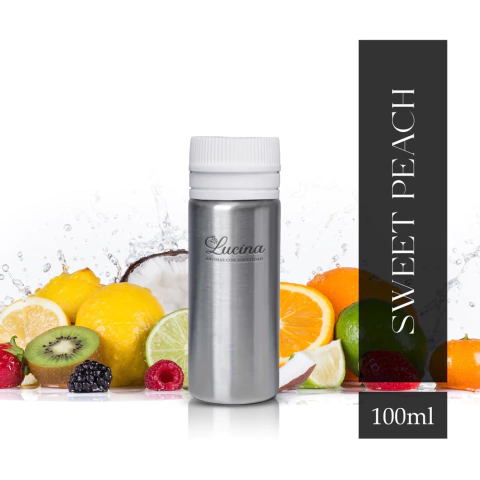 Frasco de fragancia Sweet Peach de 100ml, rodeado de frutas frescas como melocotones, limones y kiwi.