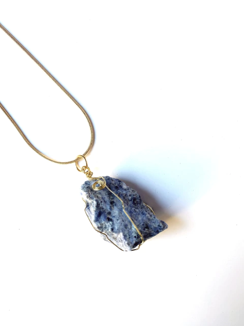 COLLAR "AURA ACUARIO " EN ARMONÍA CON TU ENERGÍA CON CADENA - SODALITA - comprar online