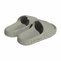 Imagen de 2 x 1 Ojotas Adidas Adilette 22 Unisex + Gorra Adidas de regalo