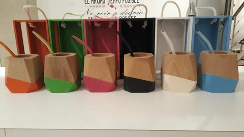 Mate de algarrobo con bombilla en caja grabado