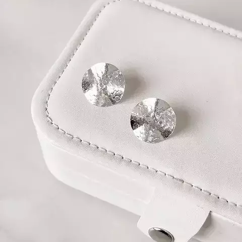 Brinco redondo texturizado em Prata 925