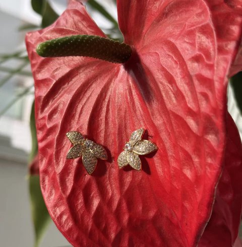 Brinco pétalas cravejadas - banhado a ouro - comprar online