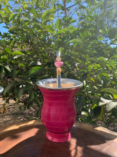 Kit chimarrão: Cuia de Porongo Revestida em Sintético Crocô + Bomba em inox decorada com pingente + Tapa Erva - InemoChimas