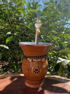 Kit chimarrão: Cuia de Porongo Revestida em Sintético Crocô + Bomba em inox com pingente + Premium + Tapa Erva na internet