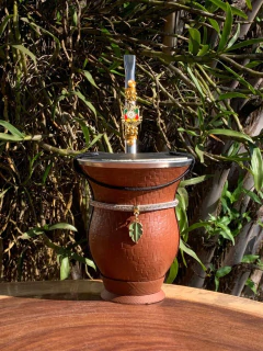 Kit chimarrão: Cuia de Porongo Revestida em Sintético Trançada + Bomba em inox decorada com pingente + Vip + Tapa erva - InemoChimas