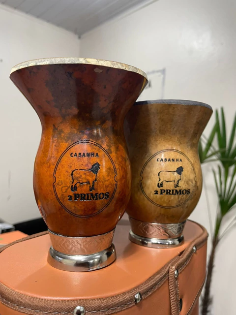 10 X Cuia de Porongo Natural com Pé de Metal GRAVADA - comprar online