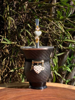 Kit chimarrão: Cuia de Porongo Revestida em Sintético Trançada + Bomba em inox decorada com pingente + Pulseira Basic - InemoChimas