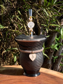 Kit chimarrão: Cuia de Porongo Revestida em Sintético Trançada + Bomba em inox decorada com pingente + Vip + Tapa erva - comprar online