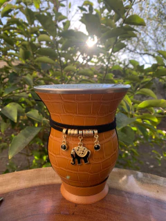 Kit chimarrão: Cuia de Porongo Revestida em Sintético Crocô + Pulseira Basic na internet