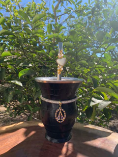 Kit chimarrão: Cuia de Porongo Revestida em Sintético Crocô + Bomba em inox decorada com pingente + Pulseira Vip - InemoChimas