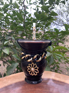 Kit chimarrão: Cuia de Porongo Revestida em Sintético Crocô + Bomba em inox decorada com pingente + Pulseira Luxo - InemoChimas