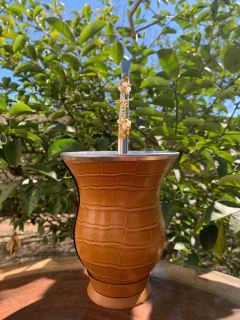 Kit chimarrão: Cuia de Porongo Revestida em Sintético Crocô + Bomba em inox decorada com pingente + Tapa Erva - comprar online