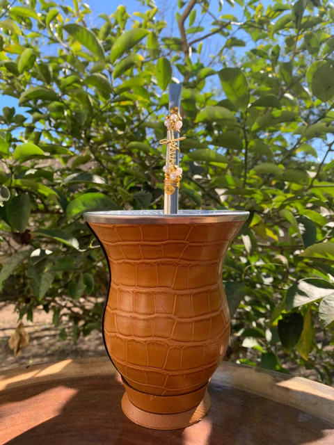 Kit chimarrão: Cuia de Porongo Revestida em Sintético Crocô + Bomba em inox decorada com pingente + Tapa Erva - comprar online