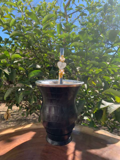 Kit chimarrão: Cuia de Porongo Revestida em Sintético Crocô + Bomba em inox decorada com pingente na internet