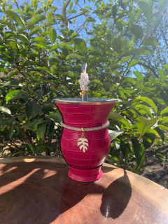 Kit chimarrão: Cuia de Porongo Revestida em Sintético Crocô + Bomba em inox decorada com pingente + Vip + Tapa Erva - comprar online