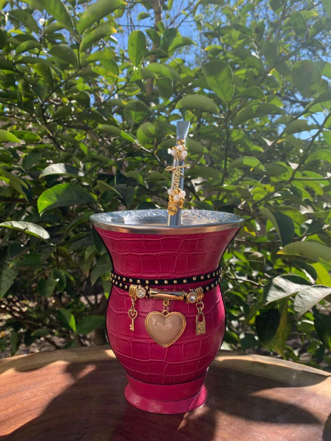 Kit chimarrão: Cuia de Porongo Revestida em Sintético Crocô + Bomba em inox com pingente + Premium + Tapa Erva - comprar online