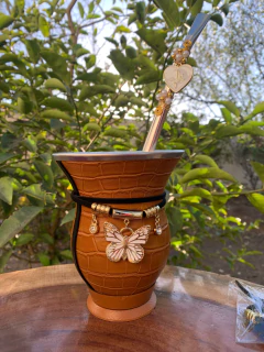 Kit chimarrão: Cuia de Porongo Revestida em Sintético Crocô + Bomba em inox decorada com pingente + Basic + Tapa Erva na internet