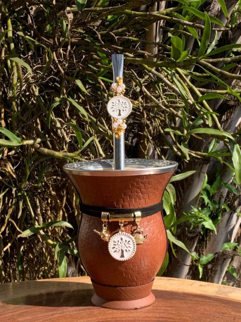 Kit chimarrão: Cuia de Porongo Revestida em Sintético Trançada + Bomba em inox decorada com pingente + Pulseira Basic - comprar online