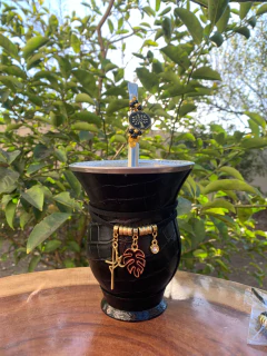 Kit chimarrão: Cuia de Porongo Revestida em Sintético Crocô + Bomba em inox decorada com pingente + Basic + Tapa Erva - InemoChimas