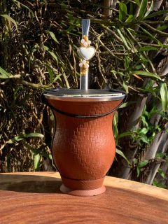 Kit chimarrão: Cuia de Porongo Revestida em Sintético Trançada + Bomba em inox decorada com pingente + Tapa Erva na internet