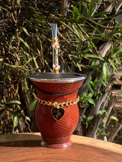 Kit chimarrão: Cuia de Porongo Revestida em Sintético Trançada + Bomba em inox decorada com pingente + Vip + Tapa erva na internet