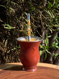 Kit chimarrão: Cuia de Porongo Revestida em Sintético Trançada + Bomba em inox decorada com pingente na internet