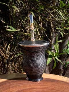 Kit chimarrão: Cuia de Porongo Revestida em Sintético Trançada + Bomba em inox decorada com pingente + Tapa Erva - InemoChimas