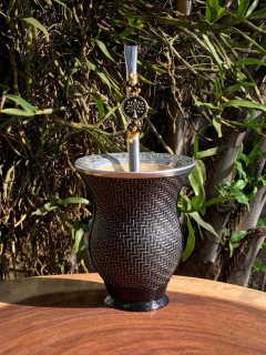 Kit chimarrão: Cuia de Porongo Revestida em Sintético Trançada + Bomba em inox decorada com pingente - comprar online