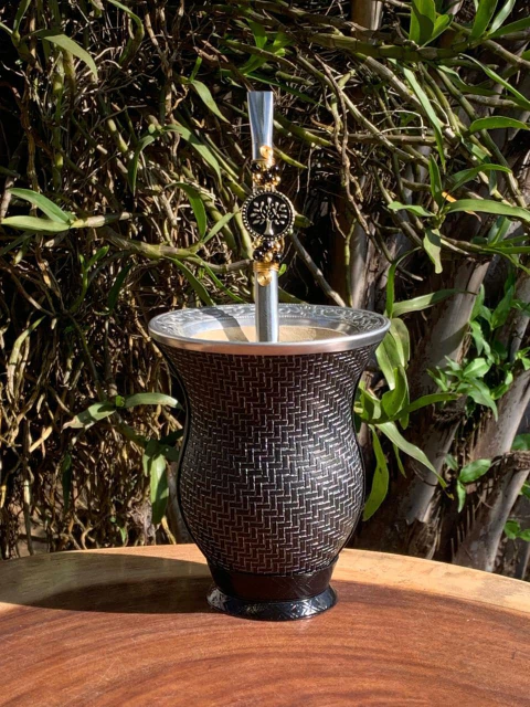 Kit chimarrão: Cuia de Porongo Revestida em Sintético Trançada + Bomba em inox decorada com pingente - comprar online