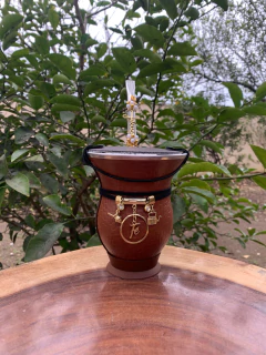 Kit chimarrão: Cuia de Porongo Revestida em Sintético Trançada + Bomba em inox decorada com pingente + Basic + Tapa Erva na internet