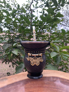 Kit chimarrão: Cuia de Porongo Revestida em Sintético Trançada + Bomba em inox decorada com pingente + Pulseira Premium na internet