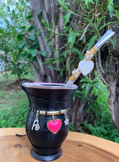 Kit chimarrão: Cuia de Porongo Revestida em Sintético Crocô + Bomba em inox com pingente + Premium + Tapa Erva - InemoChimas