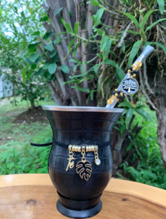 Kit chimarrão: Cuia de Porongo Revestida em Sintético Crocô + Bomba em inox decorada com pingente + Pulseira Basic - comprar online