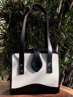 Mateira Safira em Material Sintético na internet