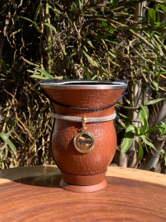 Kit chimarrão: Cuia de Porongo Revestida em Sintético Trançada + Pulseira Vip + Tapa Erva na internet