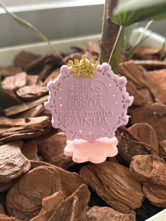 Biscuit Especial Mãe: Modelo Placa Ela não usa coroa na internet