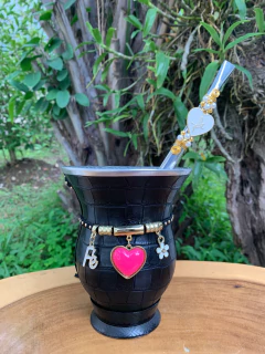 Kit chimarrão: Cuia de Porongo Revestida em Sintético Crocô + Bomba em inox com pingente + Premium + Tapa Erva - InemoChimas