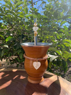 Kit chimarrão: Cuia de Porongo Revestida em Sintético Crocô + Bomba em inox decorada com pingente + Vip + Tapa Erva - InemoChimas