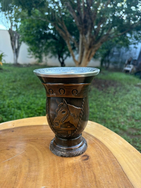 Cuia de Chimarrão Porongo Cavalo Bocal Inox Colorida - comprar online