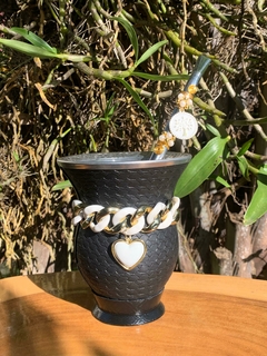 Kit chimarrão: Cuia de Porongo Revestida em Sintético Trançada + Bomba em inox decorada com pingente + Pulseira Luxo - InemoChimas