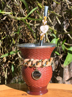 Kit chimarrão: Cuia de Porongo Revestida em Sintético Trançada + Bomba em inox decorada com pingente + Pulseira Luxo na internet