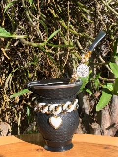 Kit chimarrão: Cuia de Porongo Revestida em Sintético Trançada + Bomba em inox decorada com pingente + Luxo + Tapa erva - InemoChimas