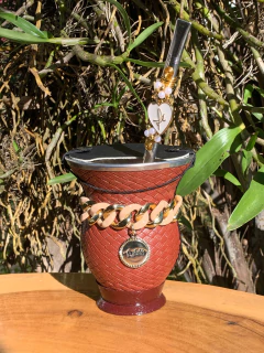 Kit chimarrão: Cuia de Porongo Revestida em Sintético Trançada + Bomba em inox decorada com pingente + Luxo + Tapa erva na internet