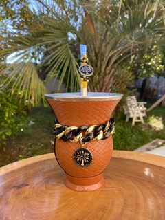 Kit chimarrão: Cuia de Porongo Revestida em Sintético Trançada + Bomba em inox decorada com pingente + Pulseira Luxo - comprar online