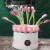 Arreglo de 10 tulipanes con 24 rosas en caja circular - comprar en línea