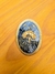 Broche antigo com detalhes em alto-relevo