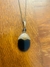 Colar antigo com pingente em forma de gota na internet