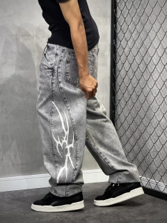 CALÇA BAGGY JEANS TRIPSIDE “TRIBAL” STONED GREY
